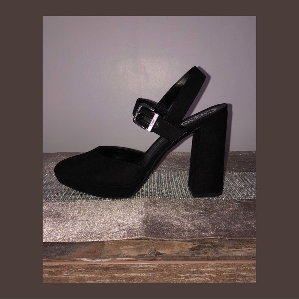 Close toe strappy heel 🖤